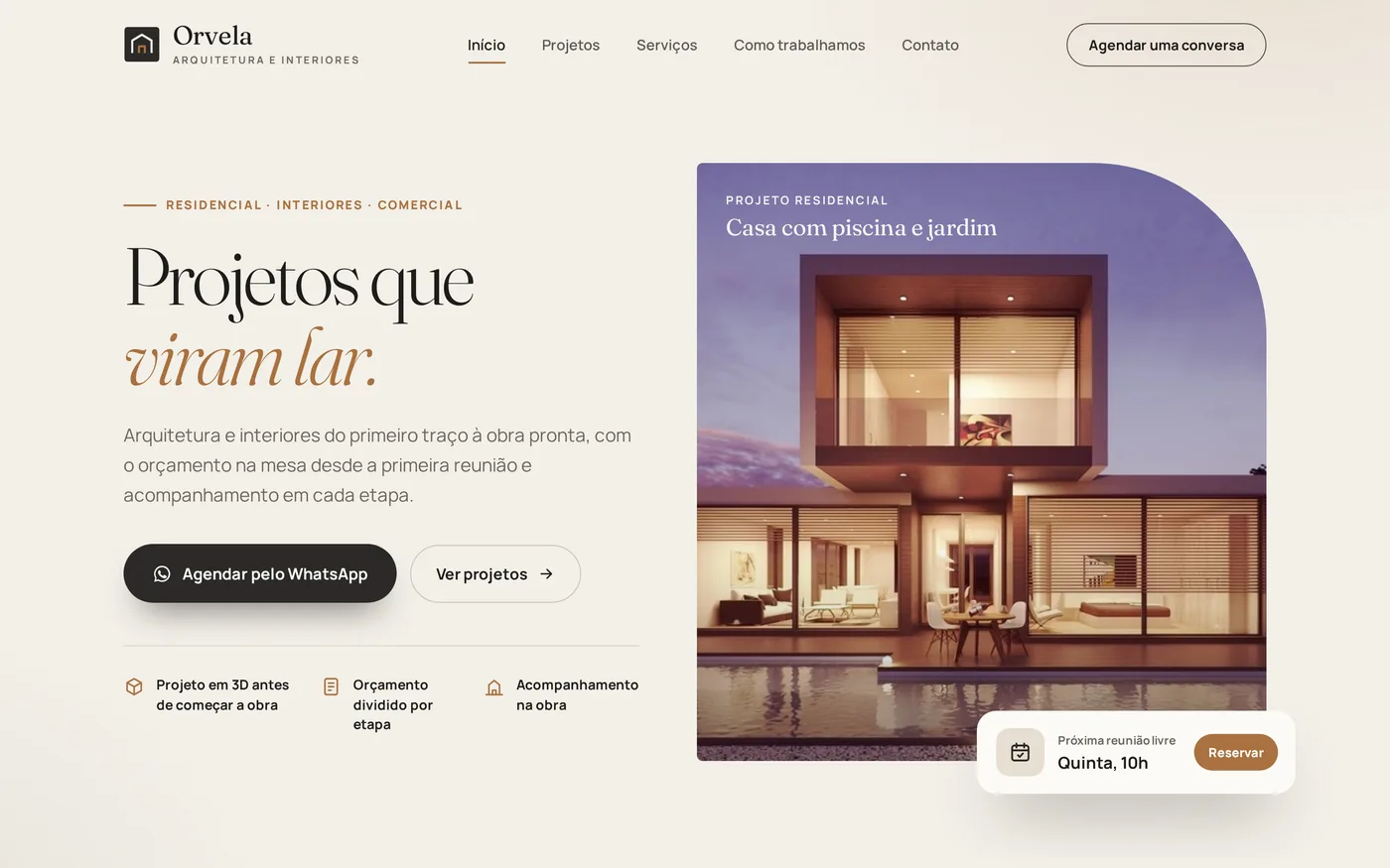 Exemplo de site desenhado aqui para um escritório fictício de arquitetura e interiores: manchete grande, botão para agendar pelo WhatsApp, foto de uma casa moderna iluminada ao entardecer e um cartão com a próxima reunião disponível.
