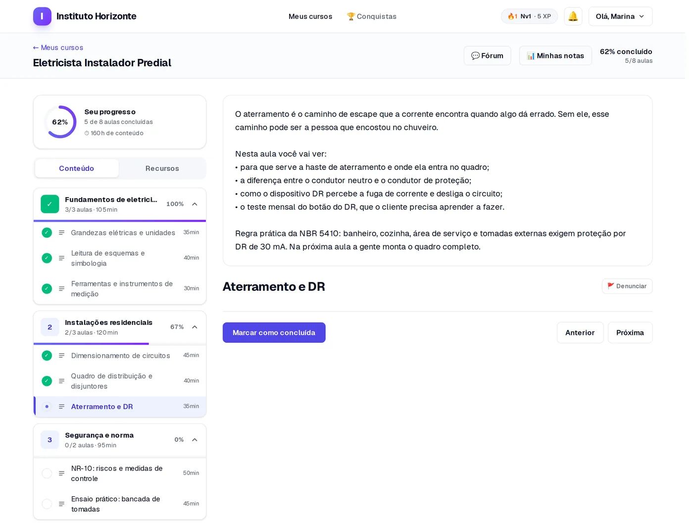 Sala de aula do aluno com o nome da escola no topo: a trilha do curso à esquerda com as aulas concluídas marcadas, 62 por cento de progresso, e o conteúdo da aula no centro.