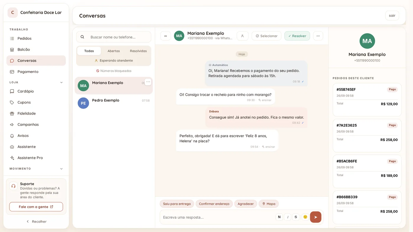 Caixa de entrada do WhatsApp no painel: o aviso automático de pagamento, a pergunta da cliente, a resposta da equipe e, ao lado, os pedidos dela.