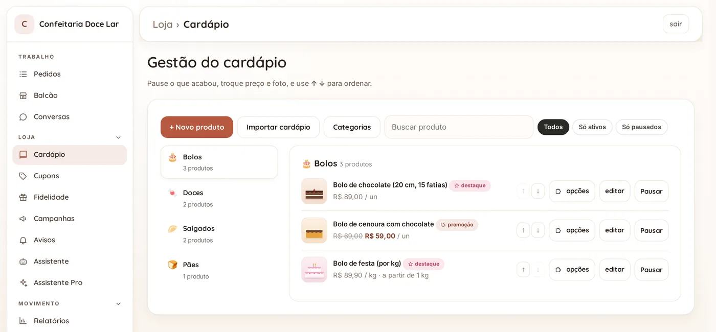 Tela de gestão do cardápio: as categorias à esquerda e, ao lado, os bolos com preço por unidade ou por quilo, selo de destaque ou de promoção e os botões de editar e pausar.