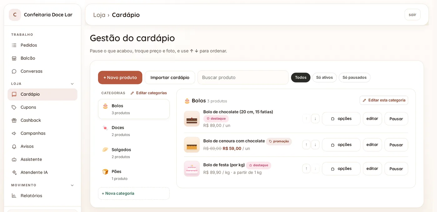 Tela de gestão do cardápio: as categorias à esquerda e, ao lado, os bolos com preço por unidade ou por quilo, selo de destaque ou de promoção e os botões de editar e pausar.
