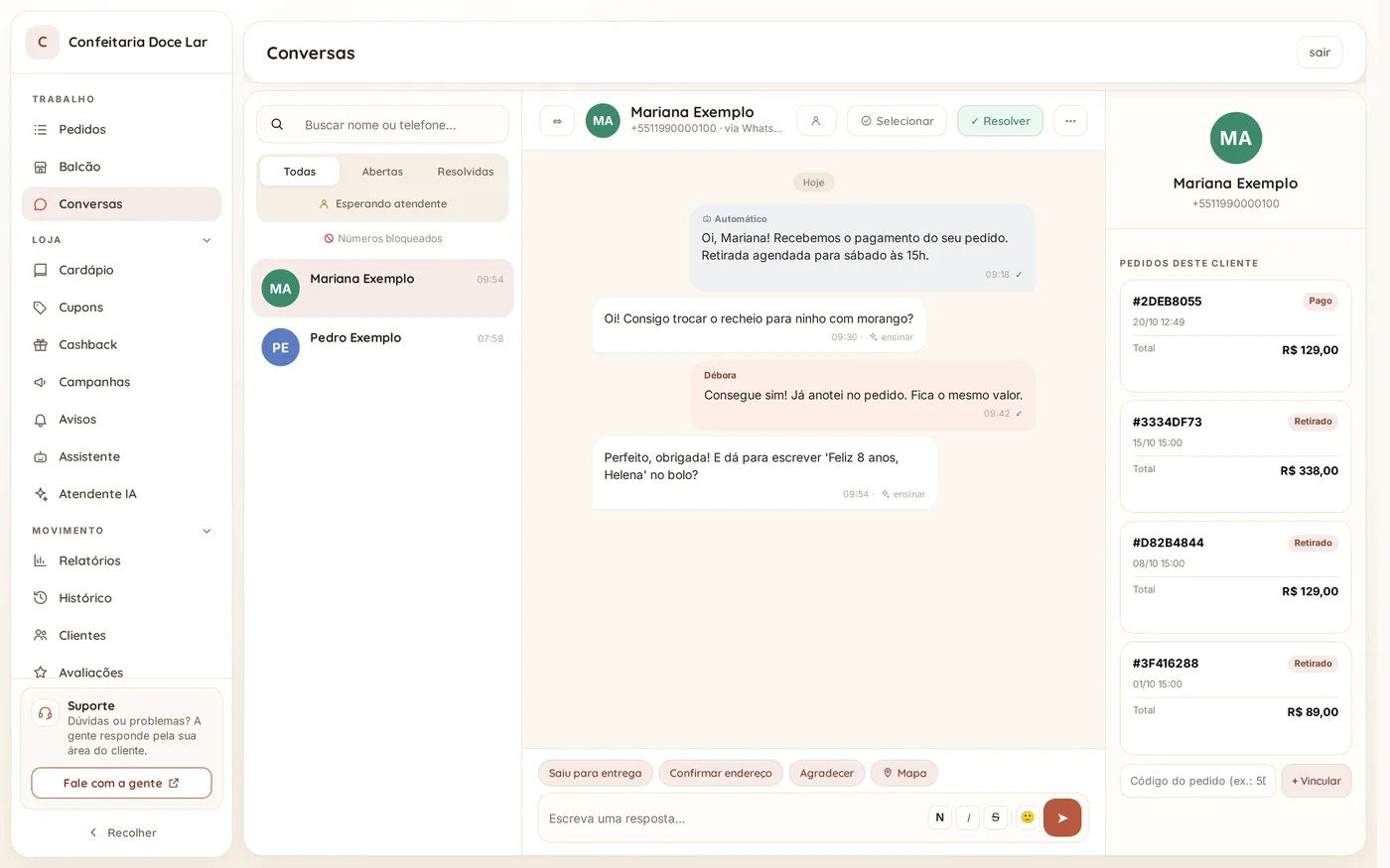 Caixa de entrada do WhatsApp no painel: o aviso automático de pagamento, a pergunta da cliente, a resposta da equipe e, ao lado, os pedidos dela.